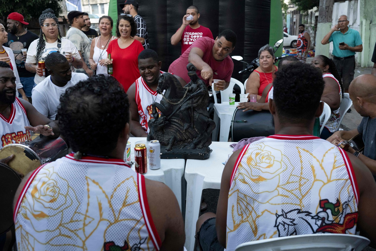 Músicos tocam samba perto da Igreja de São Jorge durante as comemorações do Dia de São Jorge no bairro Quintino - Foto: Pablo PORCIUNCULA / AFP