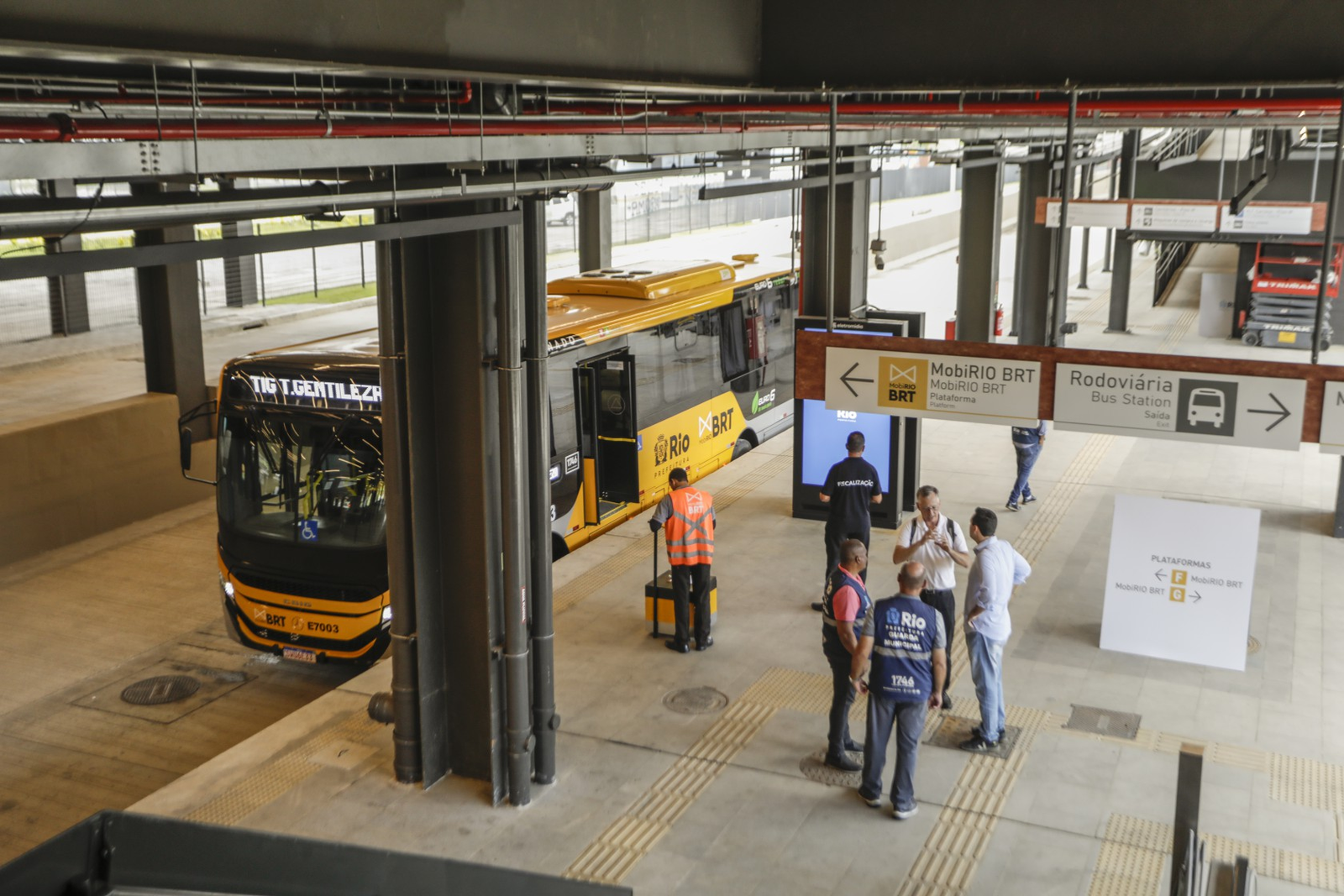 BRT Transbrasil tem ponto final no Terminal Gentileza, na região central do Rio, onde se conecta a outros modais — Foto: Gabriel de Paiva/Agência O Globo/Arquivo
