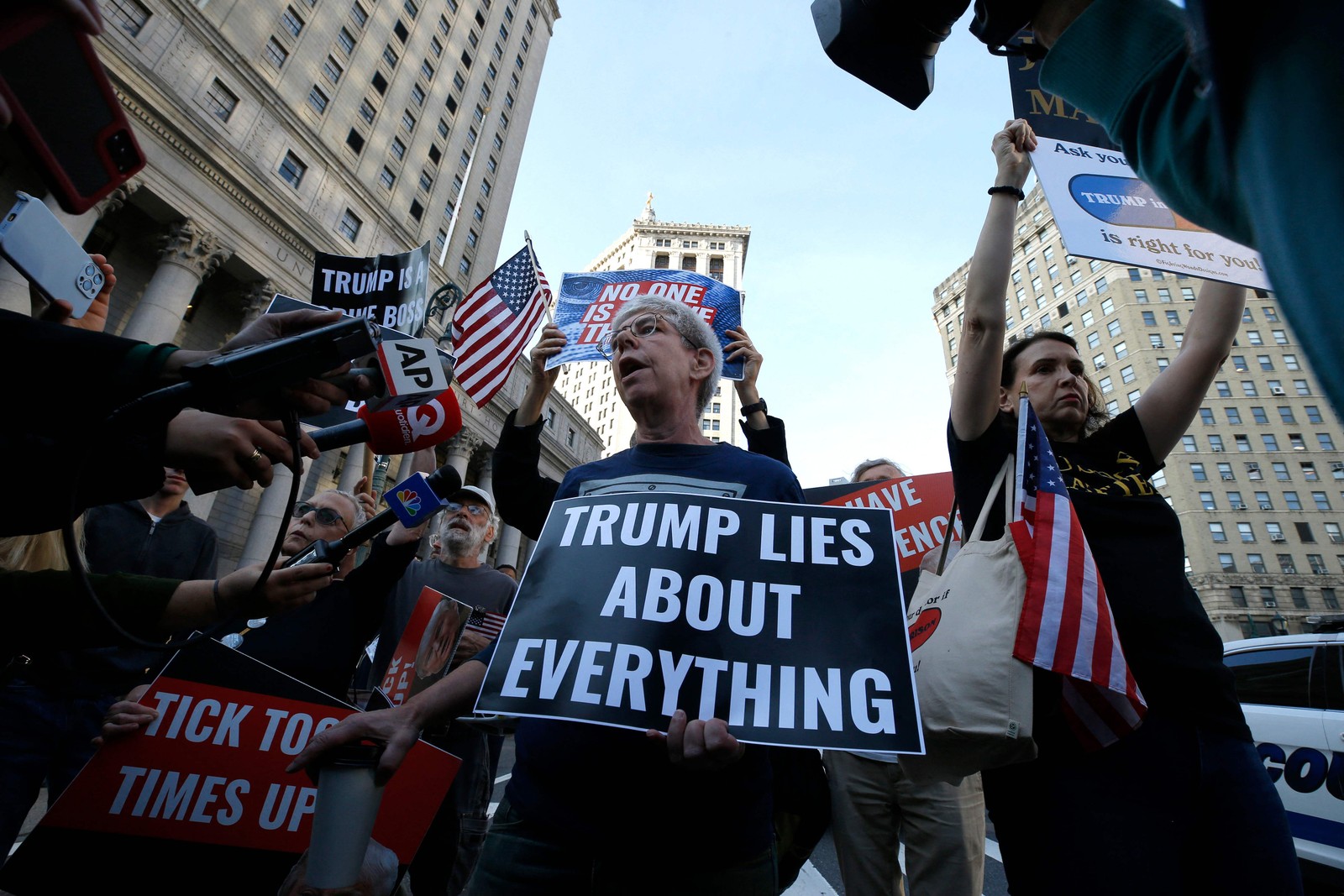 Manifestantes bloqueiam o tráfego no primeiro dia do julgamento de fraude financeira de Trump na Suprema Corte do Estado de Nova York — Foto: John LAMPARSKI/AFP