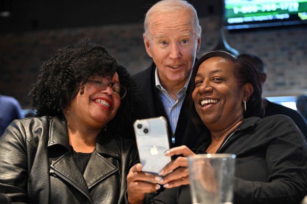 Presidente dos EUA, Joe Biden, tira foto com apoiadoras em um restaurante no estado do Michigan — Foto: Mandel Ngan / AFP