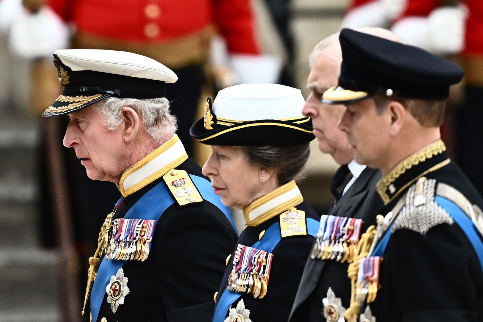 O rei britânico Carlos III, a princesa britânica Anne, o príncipe britânico Andrew, duque de York, e o príncipe britânico Edward, Conde de Wessex, chegam à Abadia de Westminster, em Londres — Foto: Marco BERTORELLO / AFP