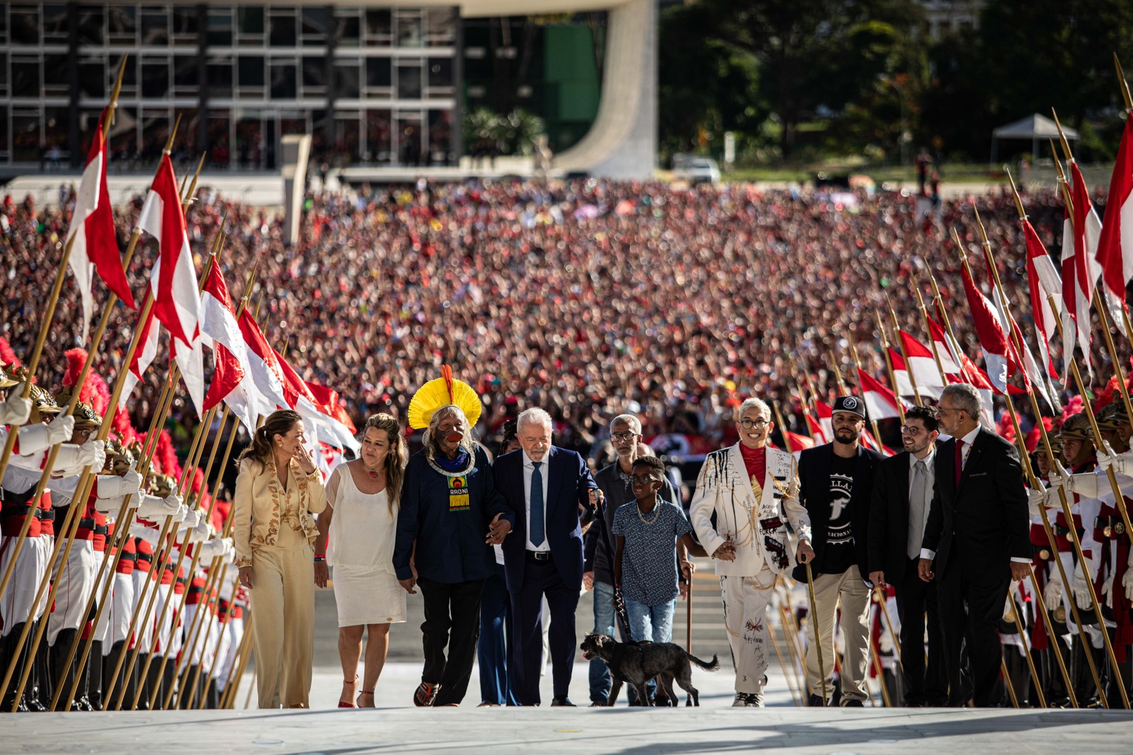 Além do vice-presidente, Lula levou consigo representantes da sociedade civil para subir a rampa do Planalto — Foto: Hermes de Paula /Agencia O Globo