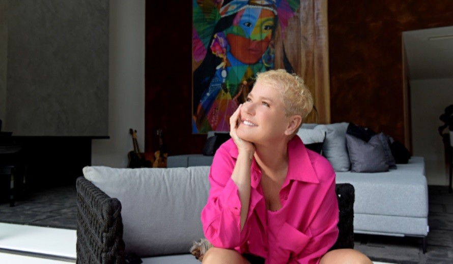 Xuxa também já falou sobre o assunto. Em entrevista para Sabrina Sato em 2021, ela comentou: “Brinquedinho é uma coisa que tem que ter sempre para o homem e a mulher, para se conhecerem. Para um relacionamento durar, tem que fazer o que todo mundo faz e depois inventar, criar, descobrir outras coisas, ver vídeos…”