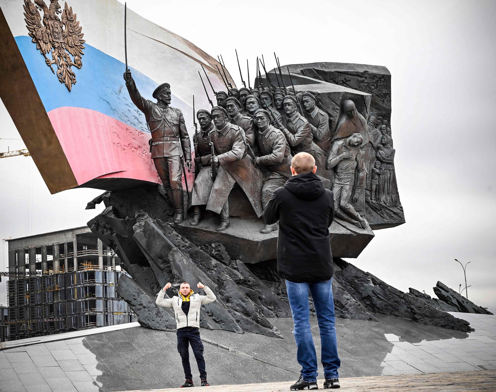 Homem tira uma foto em frente a um monumento dedicado aos heróis da Segunda Guerra Mundial, no Monte Poklonnaya, oeste de Moscou. — Foto: Alexander NEMENOV / AFP