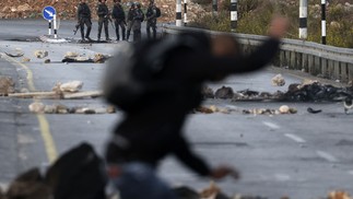 Soldados israelenses mantêm confrontos com palestinos na entrada norte da cidade de Ramallah, perto do assentamento israelense de Beit El — Foto: ABBAS MOMANI/AFP