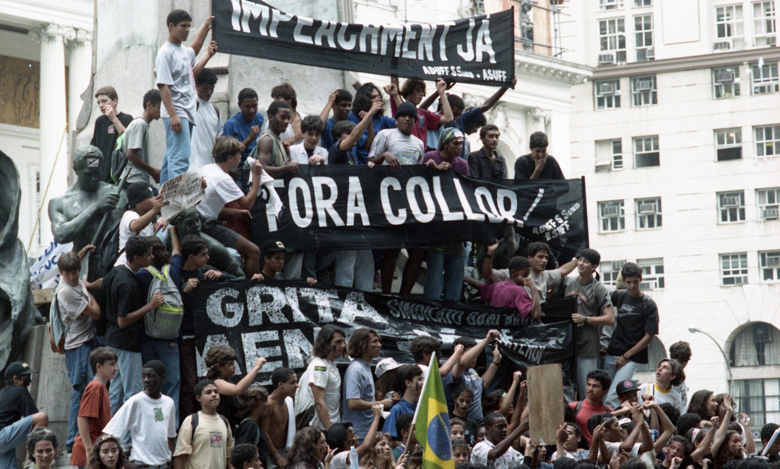 Manifestação por impeachment de Collor no Centro do Rio em 1992 — Foto: Custódio Coimbra/Agência O GLOBO