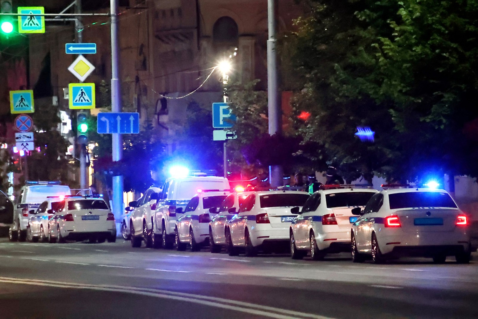 Carros de polícia fazem fila em ruas de Rostov, alvo de grupo paramilitar na Rússia — Foto: Vasily DERYUGIN / Kommersant Photo / AFP