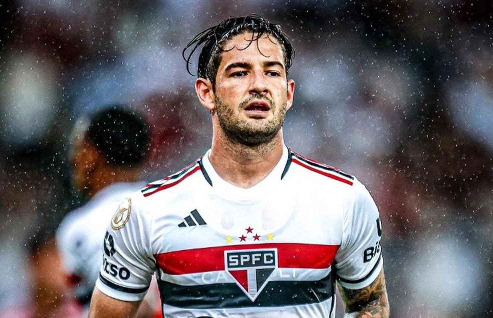 Sem clube após deixar o São Paulo, Pato chegou a ter boas atuações pelo Milan — Foto: Reprodução