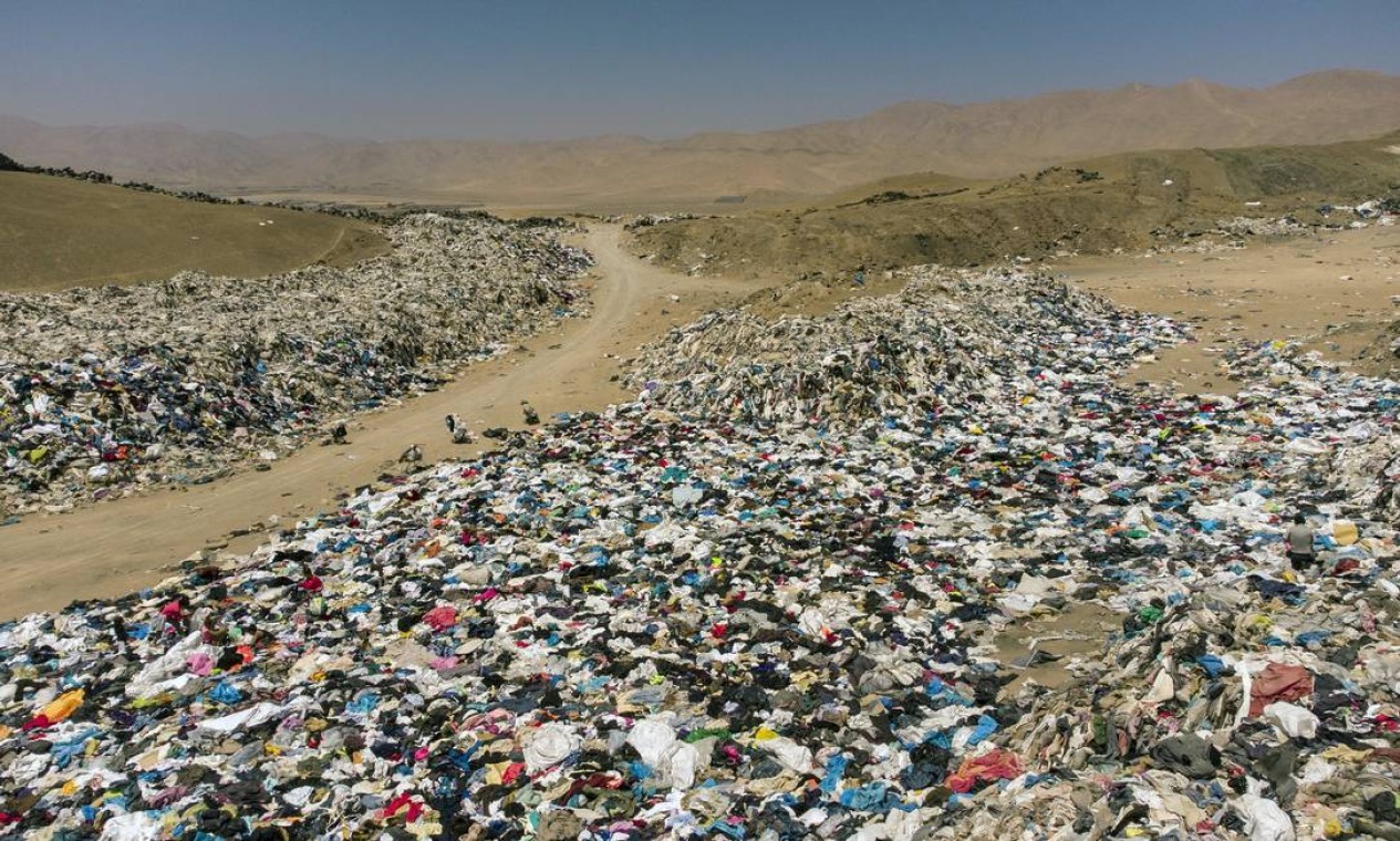 Roupas usadas nos EUA, Ásia e Europa são descartadas no deserto do Atacama  — Foto: MARTIN BERNETTI / AFP