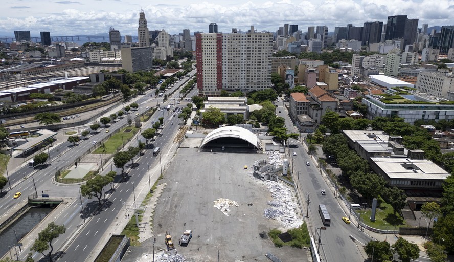 Demolição de estruturas dentro do Terreirão do Samba, na Cidade Nova