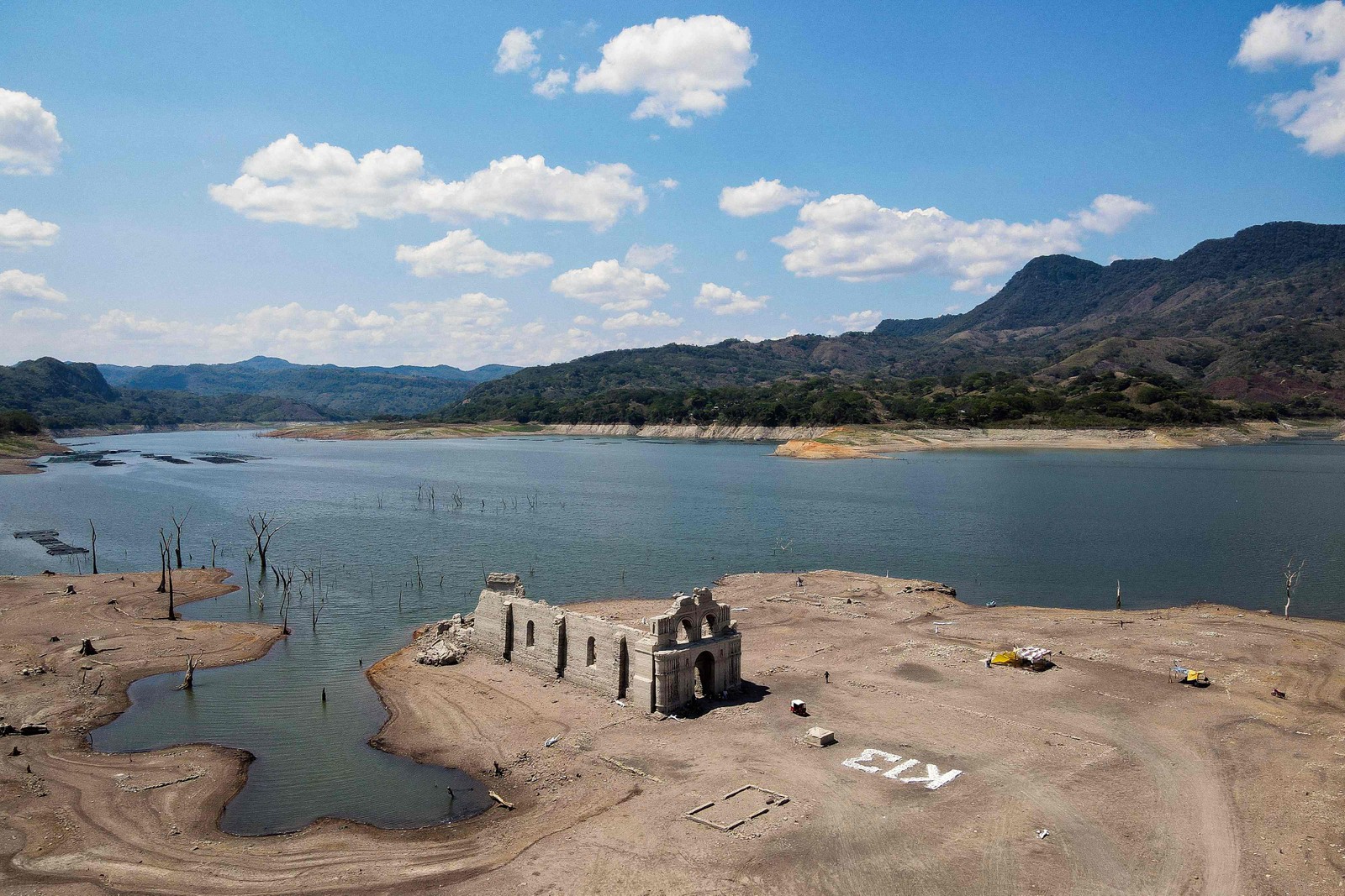 Igreja do século XVI estava submersa, mas ficou exposta devido à seca.  — Foto: RAUL VERA / AFP