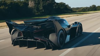 O Bolide é capaz de chegar na velocidade máxima de 380 km/h, ultrapassando os 373 km/h já atingidos por um Fórmula 1 — Foto: Reprodução / Youtube