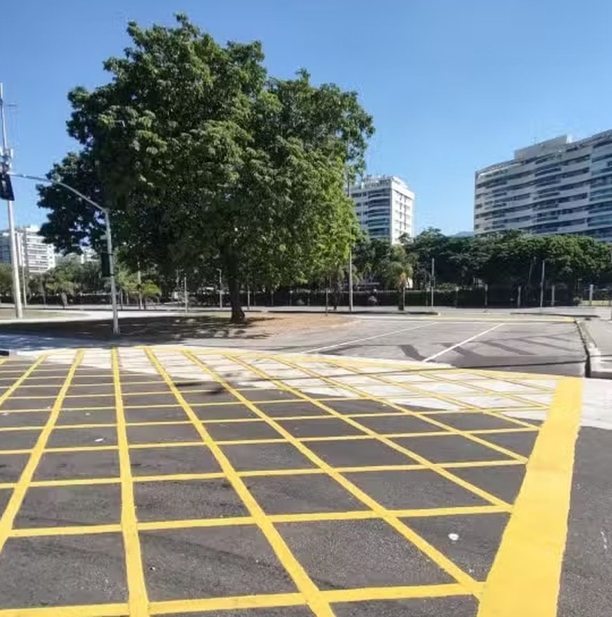 O retorno próximo à Estação de BRT Pedra de Itaúna, na Avenida das Américas, foi reaberto