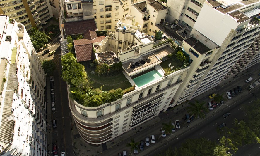 Vista aérea. Em registro de drone, o terraço da cobertura na Praia do Flamengo, ocupada pela família Guinle a partir de 1941: área com piscina, sauna e jardim com gramado e árvores frutíferas