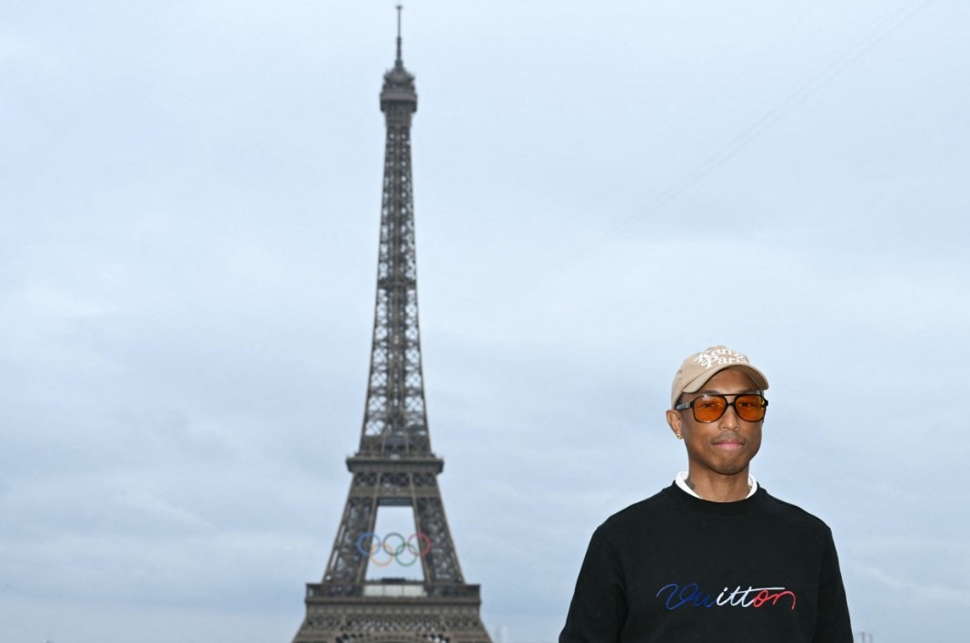 O cantor Pharrell Williams acompanhou a Cerimônia de Abertura — Foto: Divulgação/AFP