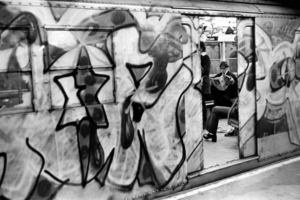 Um metrô grafitado em Nova York, em foto de 1976: arte urbana é um dos pilares do hip hop — Foto: Neal Boenzi / The New York Times