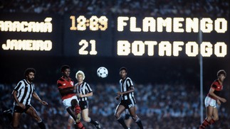 Mesmo cercado por três adversários - Gaúcho, Rocha e Ademir Lobo; Adílio domina abola no meio-campo e inicia mais um ataque do Flamengo, no jogo da vingança em 1981 — Foto: Arquivo / Agência O Globo