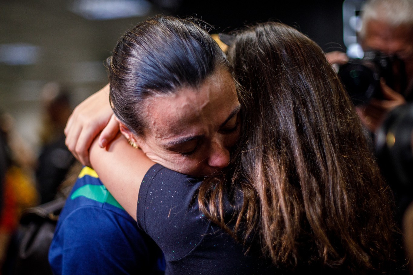 Emocionados, parentes recebem repatriados de Israel Foto: Brenno Carvalho / Agência O Globo