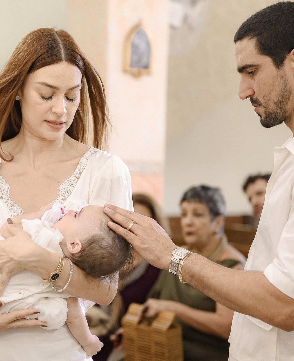 Thaila Ayala e Renato Góes no batizado da filha — Foto: Reprodução/Instagram