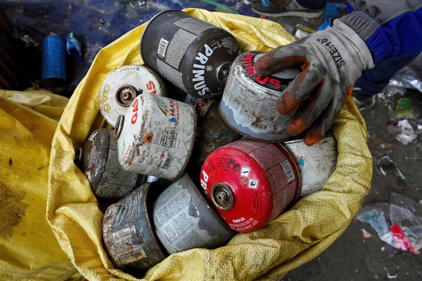 Grande quantidade de lixo é encontrada nas montanhas — Foto: Prakash Mathema/AFP