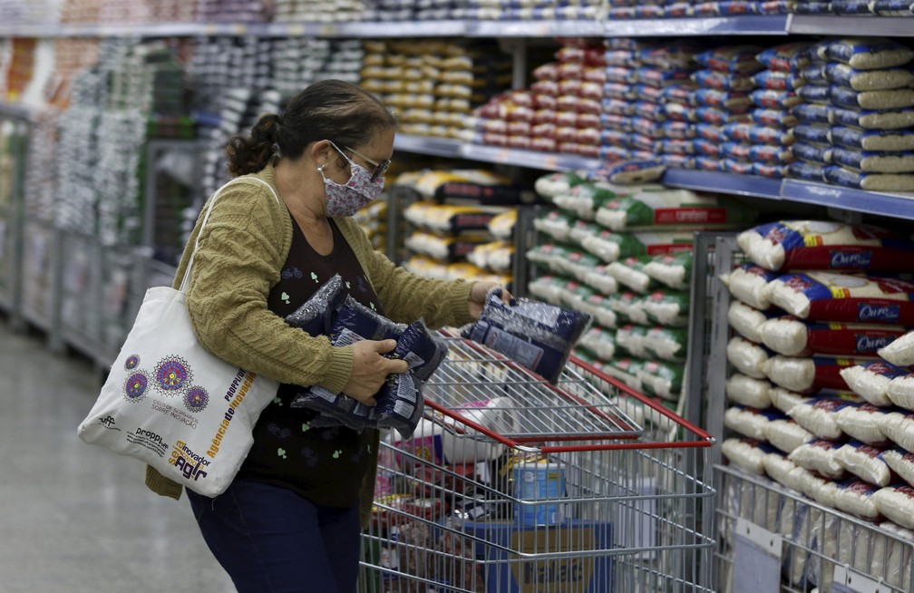 Desde o início da pandemia, alta dos alimentos foi de 25,8%, percentual maior do que a inflação no período — Foto: Fabiano Rocha / Agência O Globo