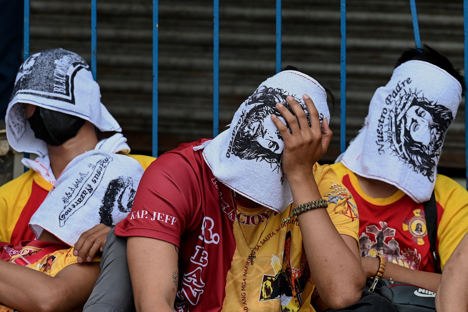 Devotos católicos descansam fora da Igreja de Quiapo durante a celebração da Festa do Nazareno Negro, em Manila. — Foto: JAM STA ROSA / AFP