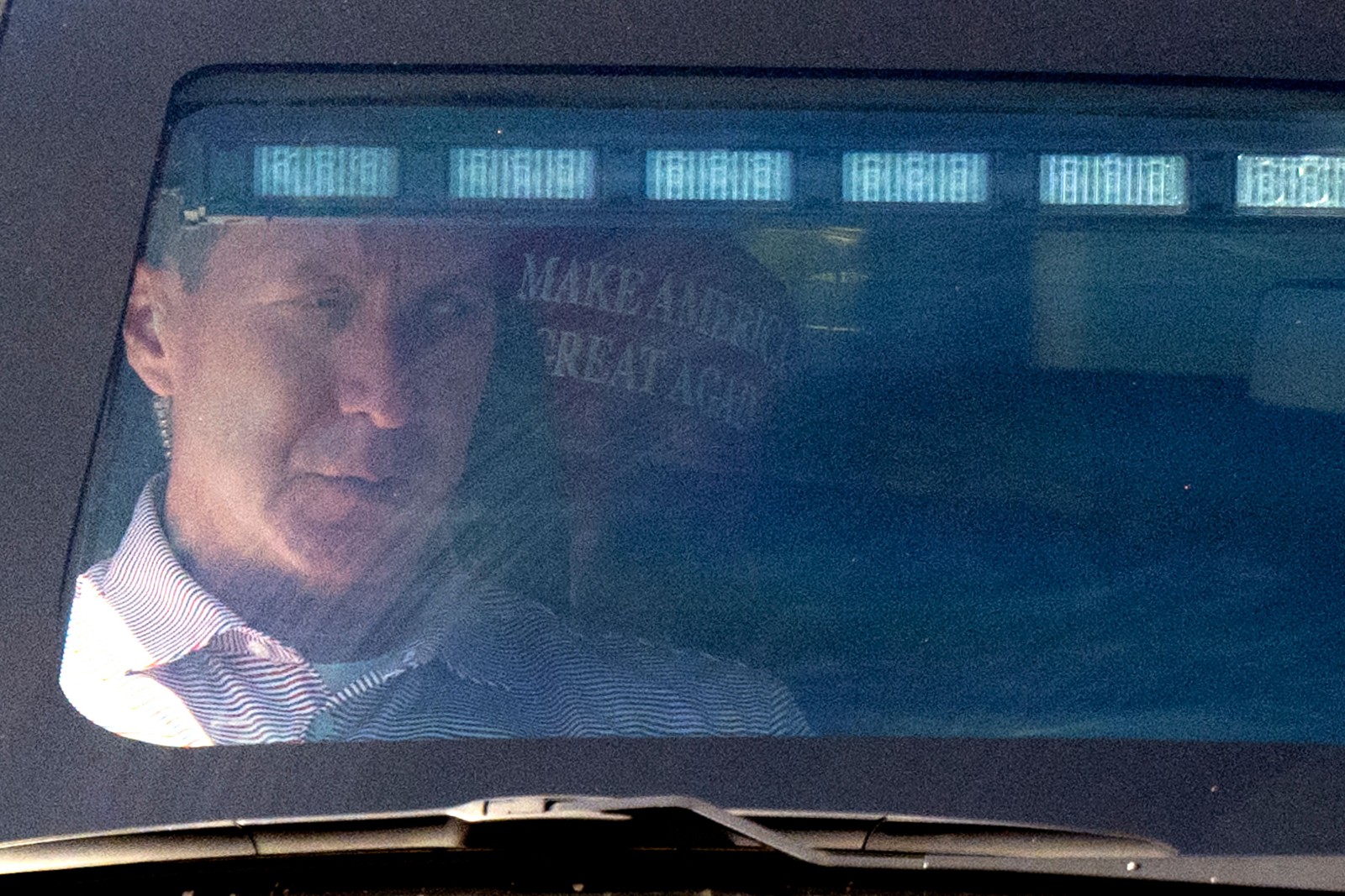 Ex-presidente dos EUA Donald Trump, que admitiu que pode se preso, deixa seu campo de golfe em Palm Beach, Flórida, cabisbaixo e usando boné com slogan de campanha — Foto: CHANDAN KHANNA/AFP