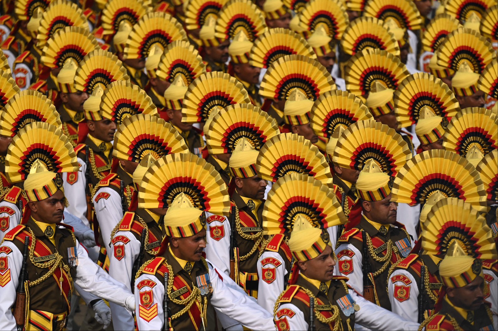 Soldados indianos marcham durante o ensaio geral completo para o próximo desfile do Dia da República, em Nova Délhi — Foto: MONEY SHARMA/AFP