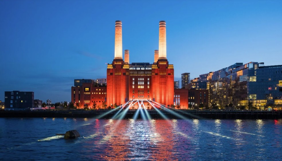 A restauração da histórica Battersea Power Station, no rio Tâmisa, em Londres, deu origem a um revigorado bairro de restaurantes, lojas, bares e residências — Foto: Divulgação/Charlie Round Turner