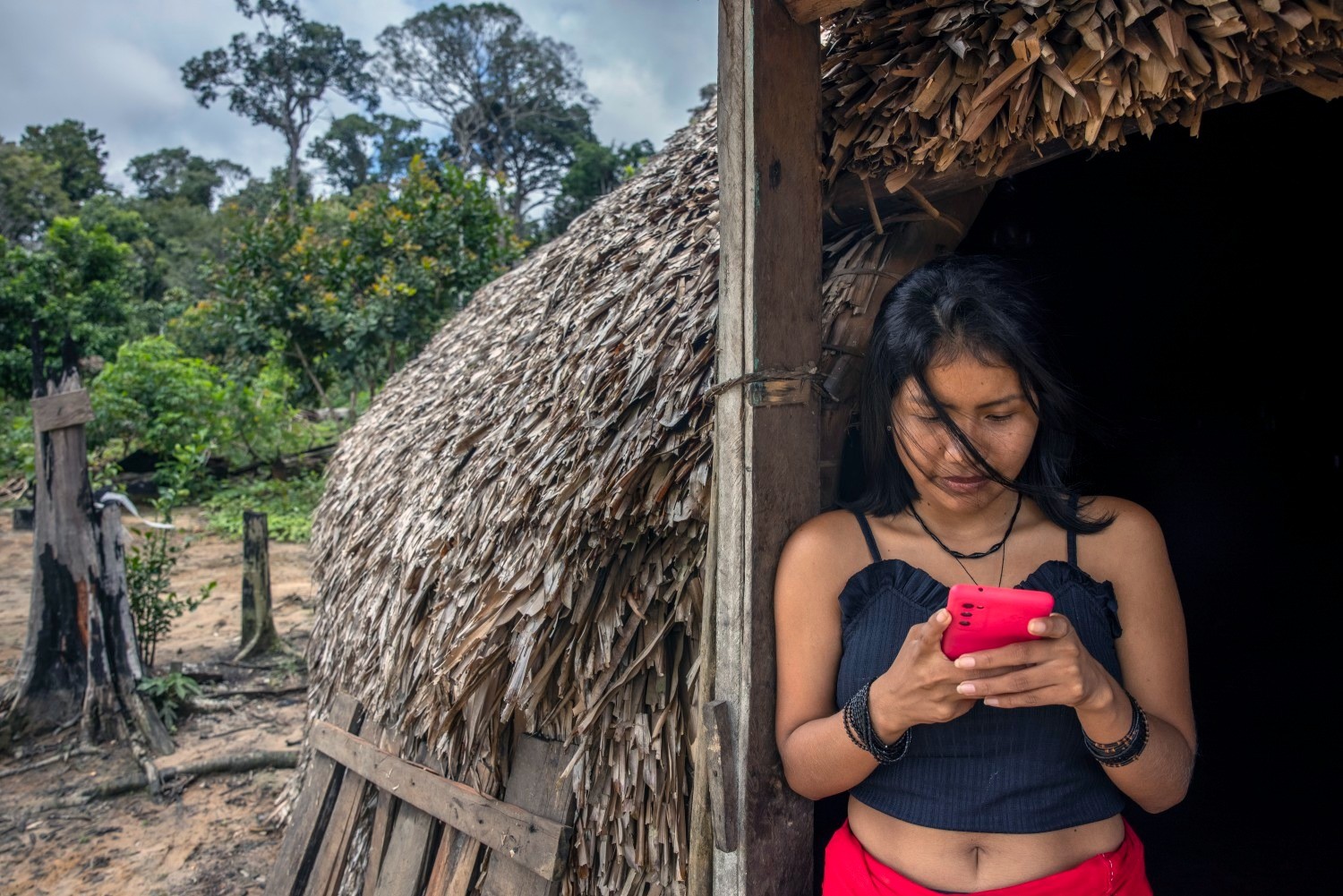 Jovens indígenas usam a internet em tribo remota na Amazônia — Foto: Victor Moriyama/The New York Times