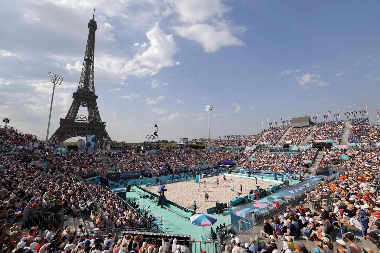 Espectadores assistem à partida masculina de vôlei de praia entre França e Espanha — Foto: Thomas Samson / AFP