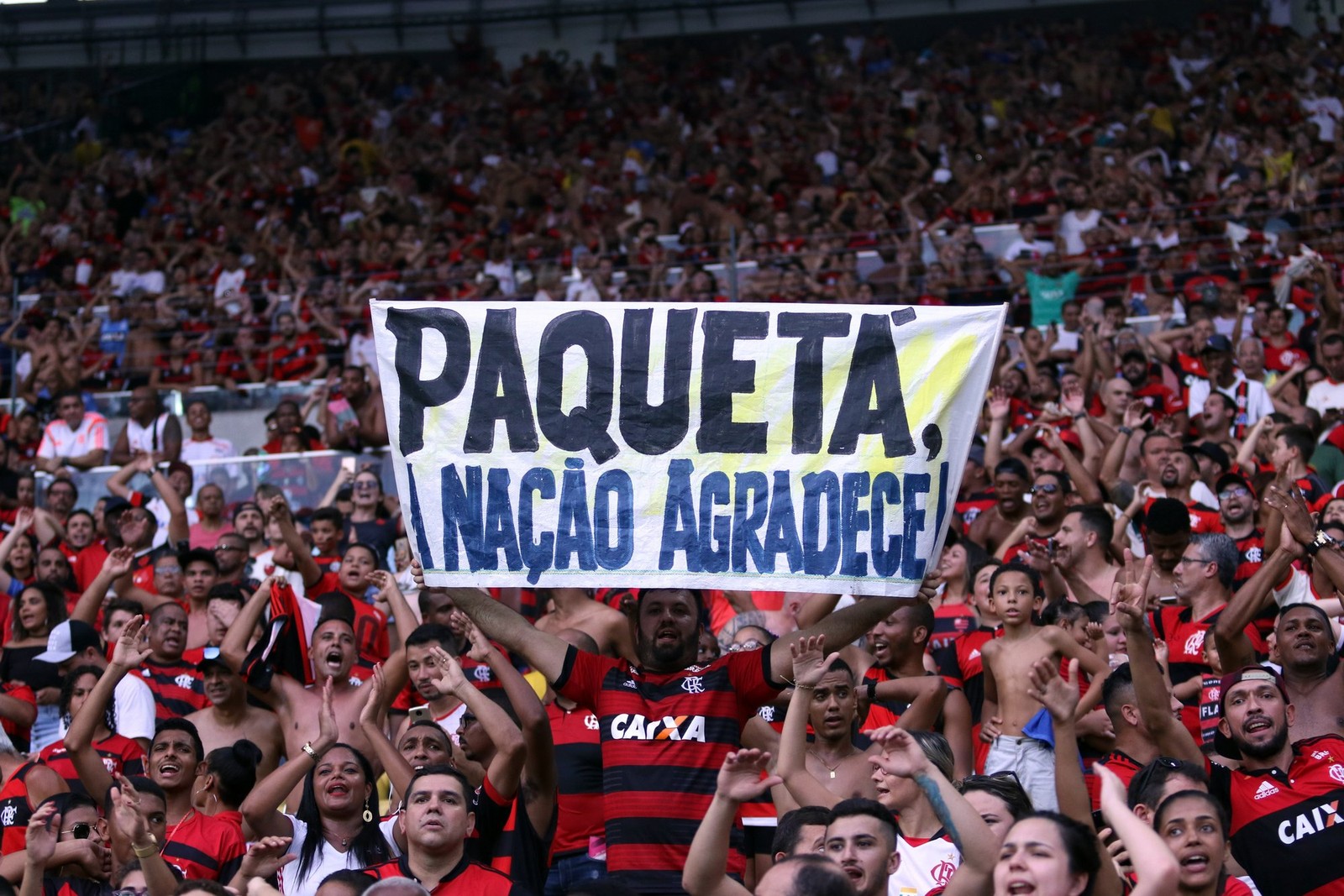 Torcida do Flamengo estende faixa agradecendo a Lucas Paquetá em seu jogo de despedida em 2018 — Foto: Lucas Tavares