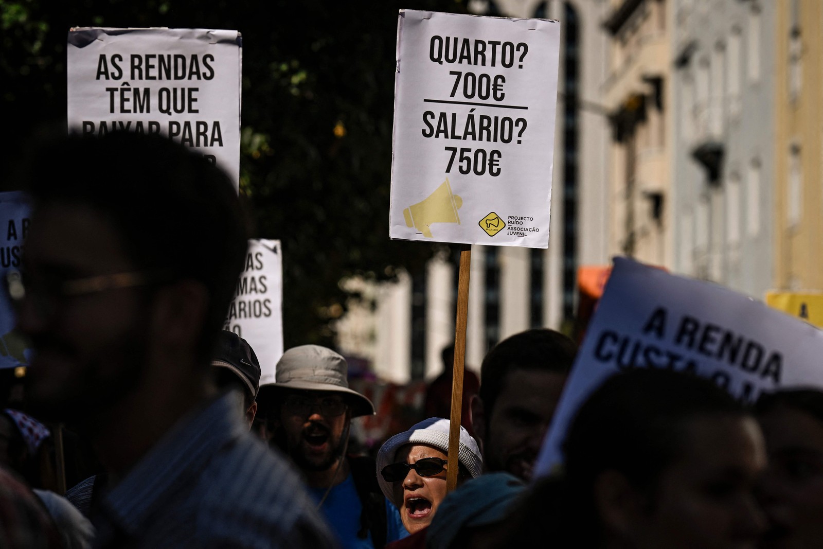 Manifestação em Lisboa por . Portugueses realizam ato nas ruas de lisboa por melhores condições de habitação e edidas de enfrentamento para a crise habitacional. — Foto: Patricia DE MELO MOREIRA / AFP