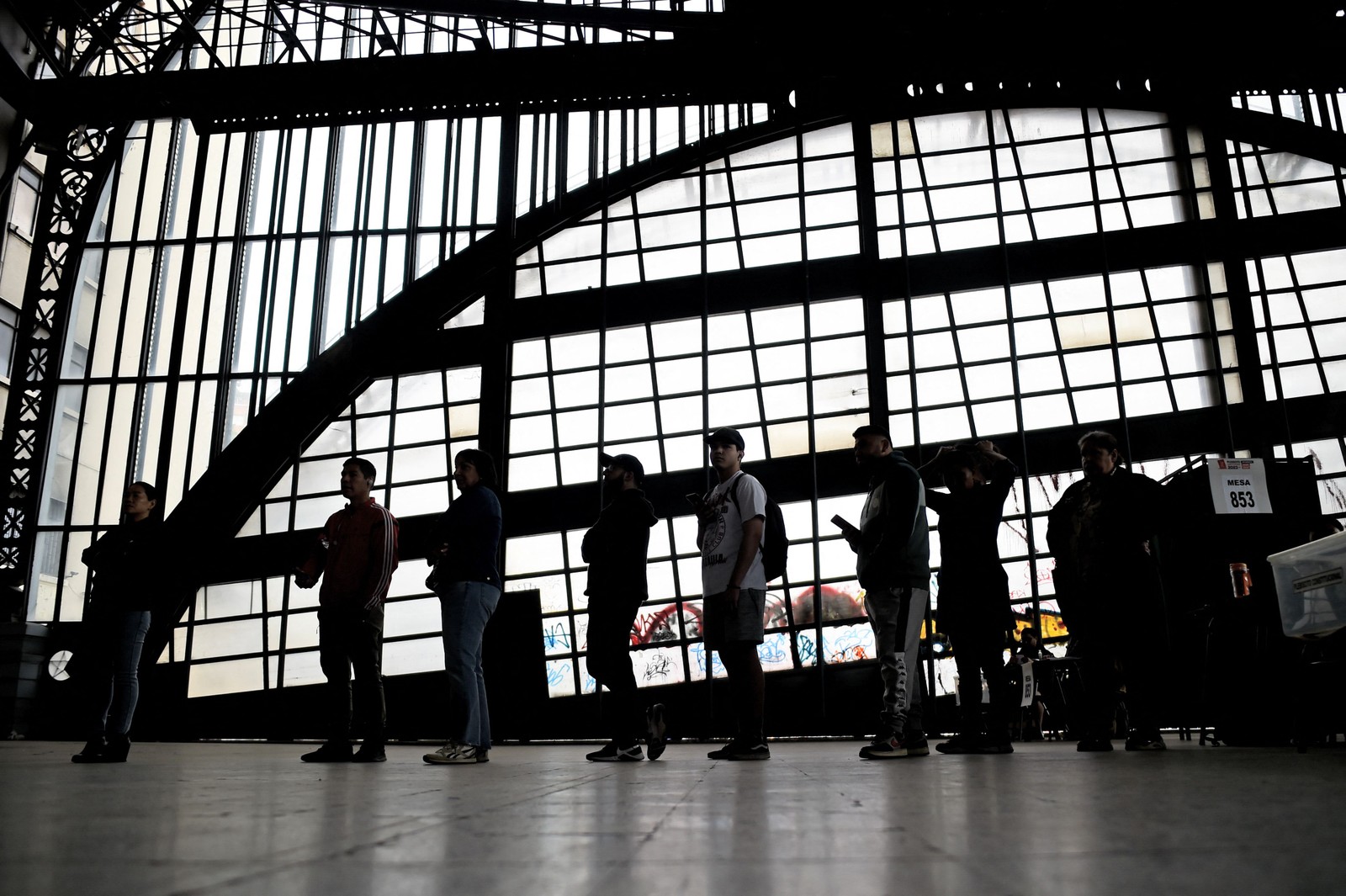 Chilenos votam em um segundo referendo que visa substituir a Constituição da época da ditadura no país, com analistas dizendo que a nova proposta é ainda mais conservadora do que a carta existente. — Foto: Pablo Vera / AFP