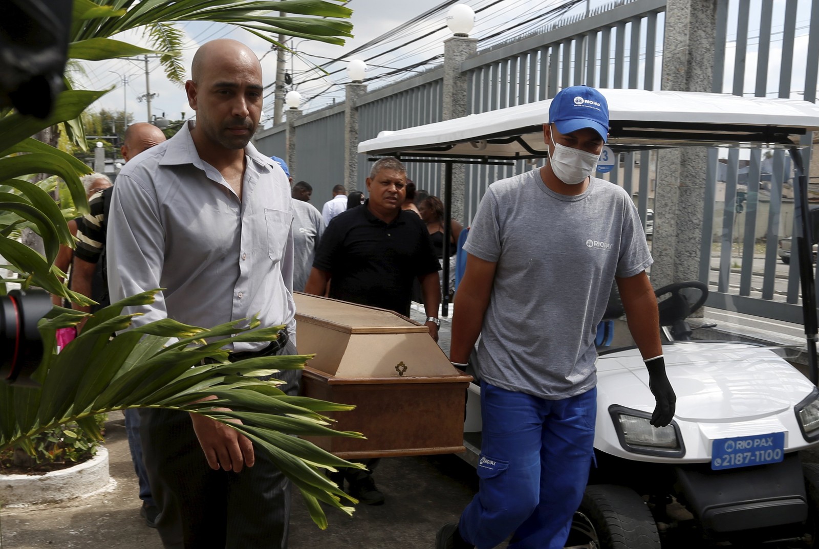 Enterro de Paulo Roberto Braga, de 68 anos, no Cemitério de Campo Grande — Foto: Fabiano Rocha/Agência O Globo