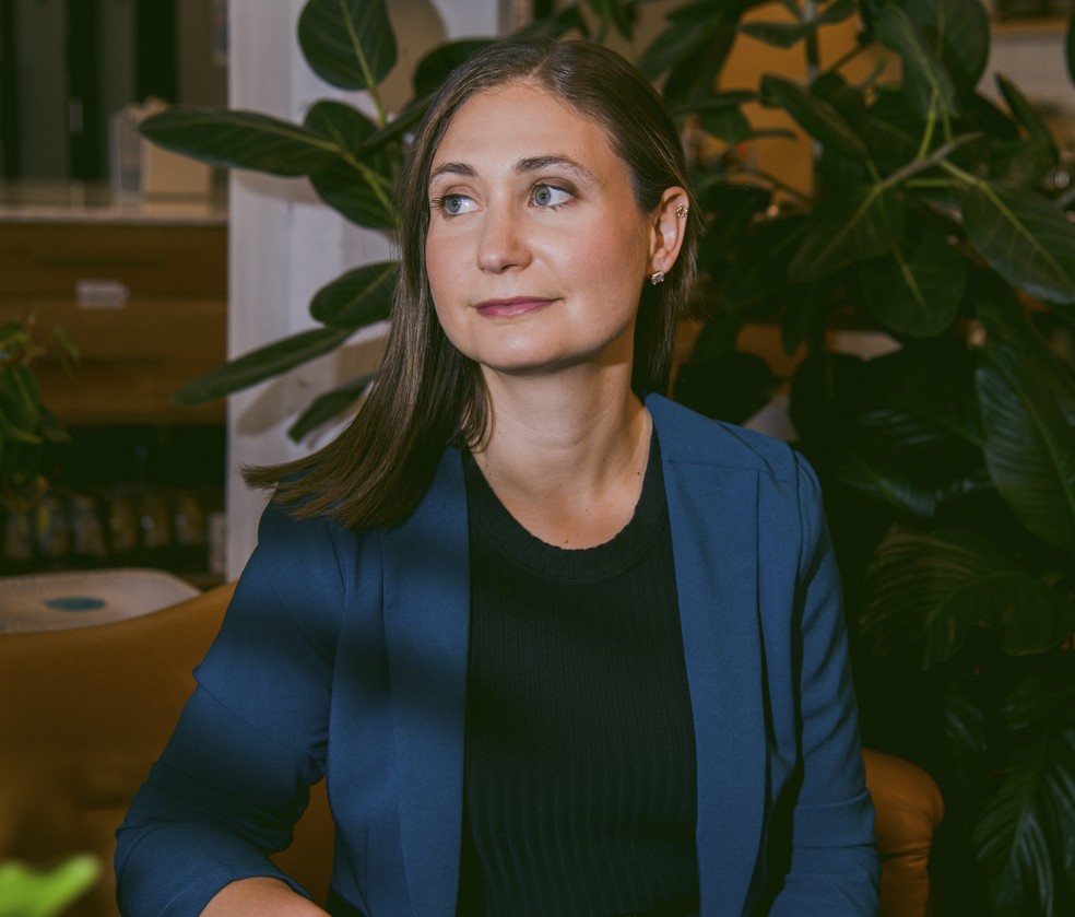 Daniela Amodei, presidente e cofundadora da Anthropic, em São Francisco. Amodei disse que os riscos dos atuais sistemas de IA não são tão dramáticos — Foto: Marissa Leshnov/The New York Times