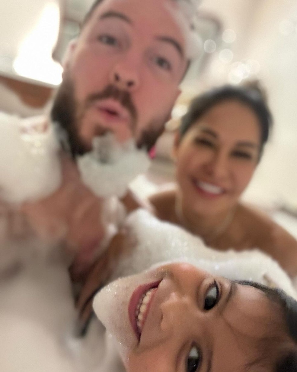 Thiago Nigro apareceu tomando banho com filha de Maíra Cardi e gerou polêmica — Foto: Reprodução Instagram