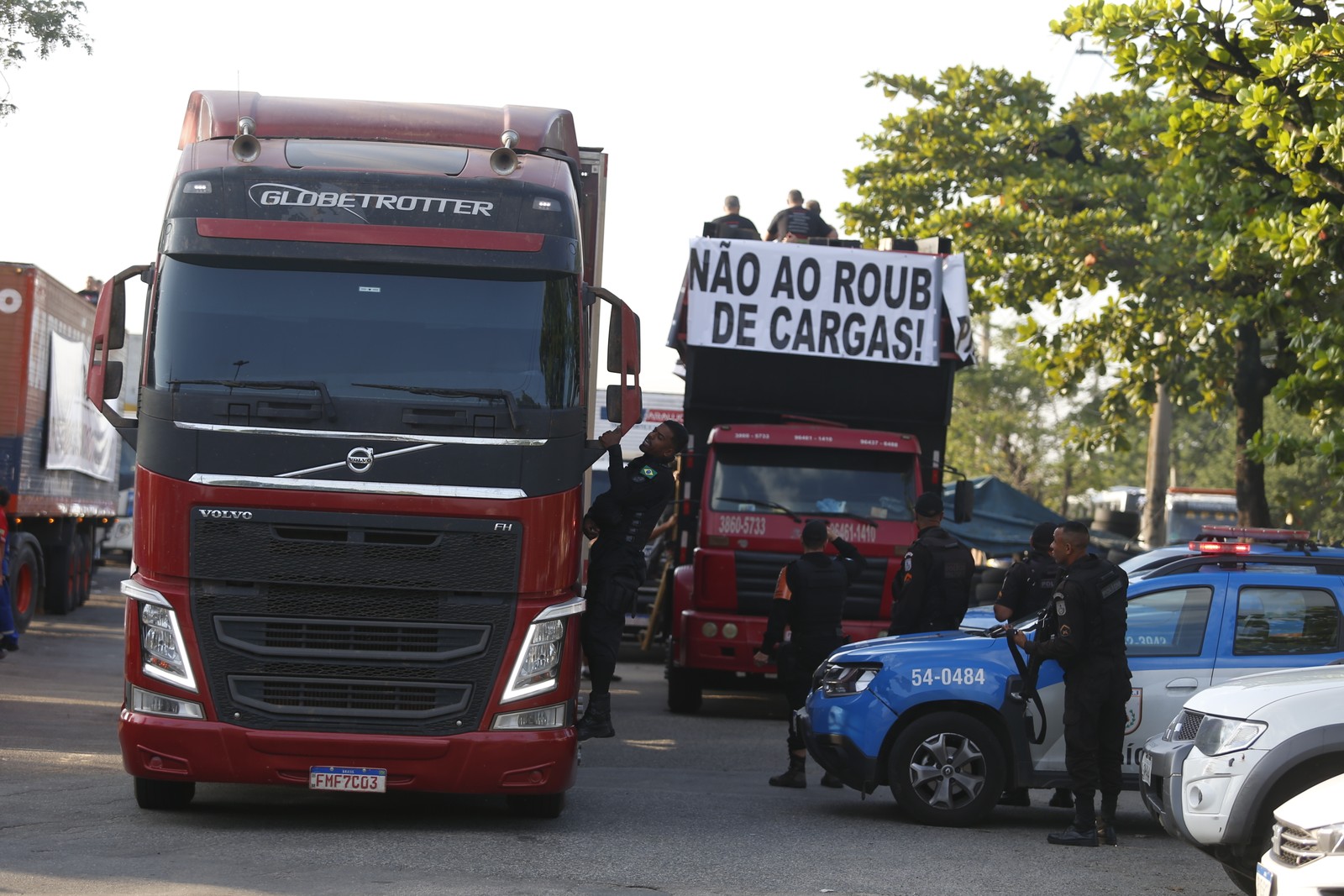Caminhoneiros fazem protesto contra o crescente número de roubo de cargas no Rio — Foto: Fabiano Rocha / Agência O Globo