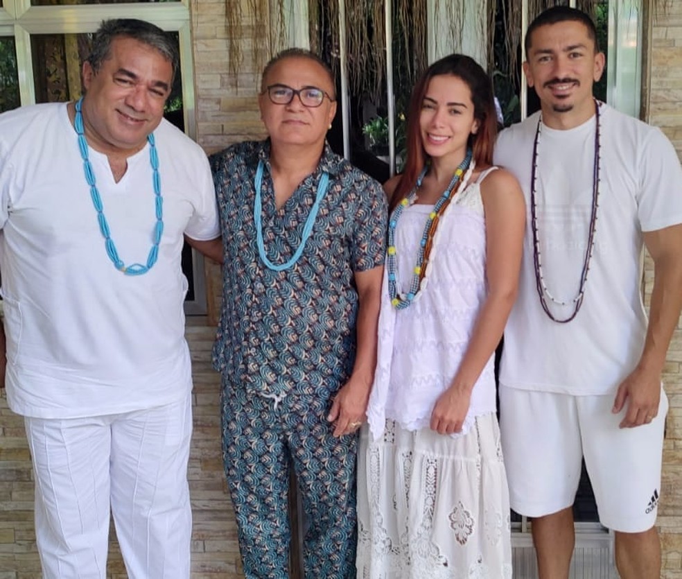 Anitta com o pai e o irmão no terreiro de candomblé do pai de santo Sérgio Pina, na Baixada Fluminense — Foto: @painitto no Instagram