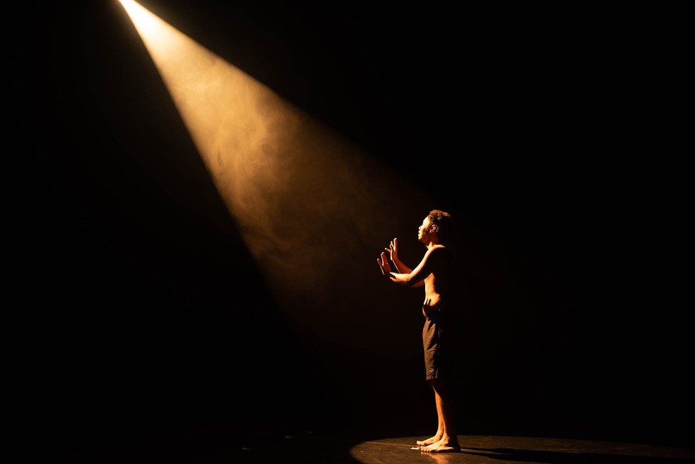 Jogando luz no racismo. Clayton Nascimento em cena no espetáculo “Macacos”, em cartaz no Teatro Ipanema — Foto: Divulgação/Bob Sousa