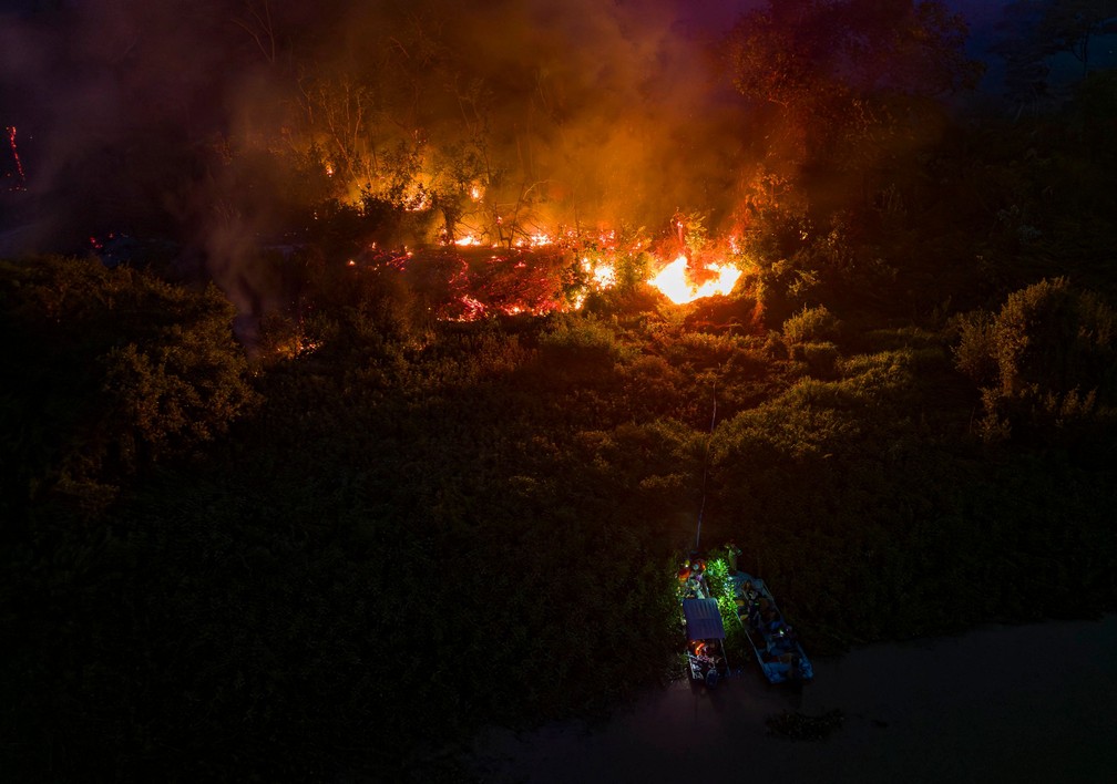 Chamas se espalham no Pantanal — Foto: Rogerio Florentino/AFP