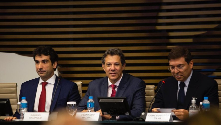 O ministro da Fazenda, Fernando Haddad, durante evento na Fiesp, aocmpanhado por Gabriel Galípolo (esq.), secretário-executivo da pasta, e pelo presidente da entidade empresarial, Josué Gomes da Silva