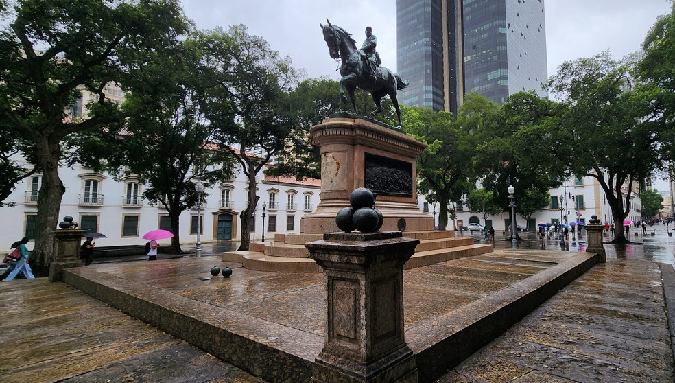 Monumento a General Osório, na Praça Quinze, está desde 2014 sem os gradis — Foto: Custodio Coimbra / Agência O Globo