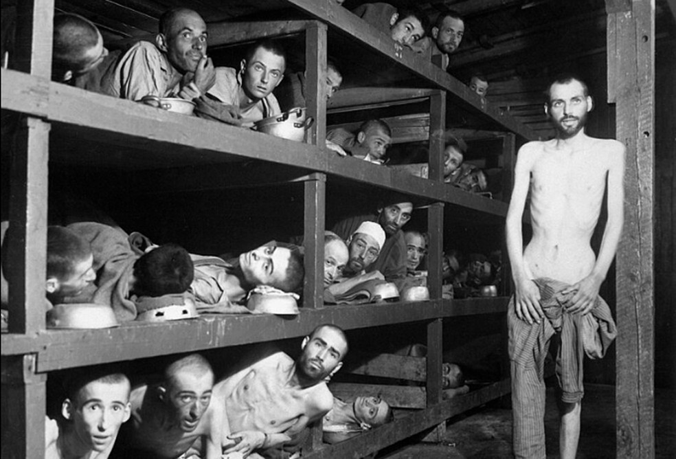 Presos no campo de concentração de Buchenwald, após libertação — Foto: Reprodução/Arquivo Nacional dos EUA
