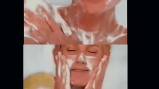 Xuxa estrelou comerciais de TV de uma marca de hidratante corporal por muitos anos. Ela exagerando na quantidade produto também virou meme — Foto: Reprodução