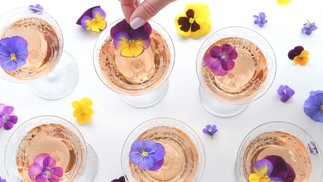 Drinks ganham flores comestíveis — Foto: Divulgação