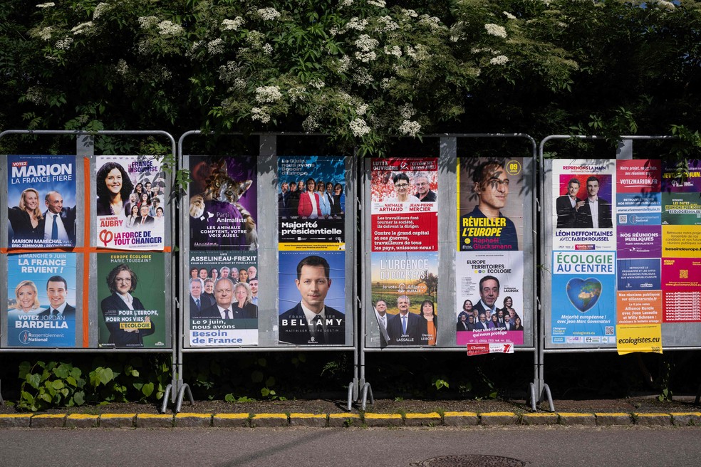 Cartazes de candidatos franceses concorrendo a uma vaga no Parlamento Europeu — Foto: SEBASTIEN BOZON / AFP