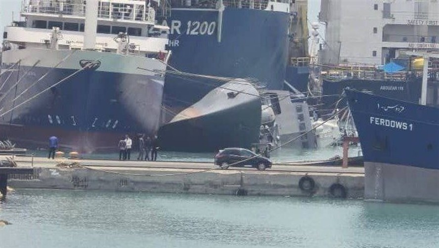 Navio de guerra de 95 metros perde o equilíbrio, tomba no porto e fica parcialmente submerso no Irã