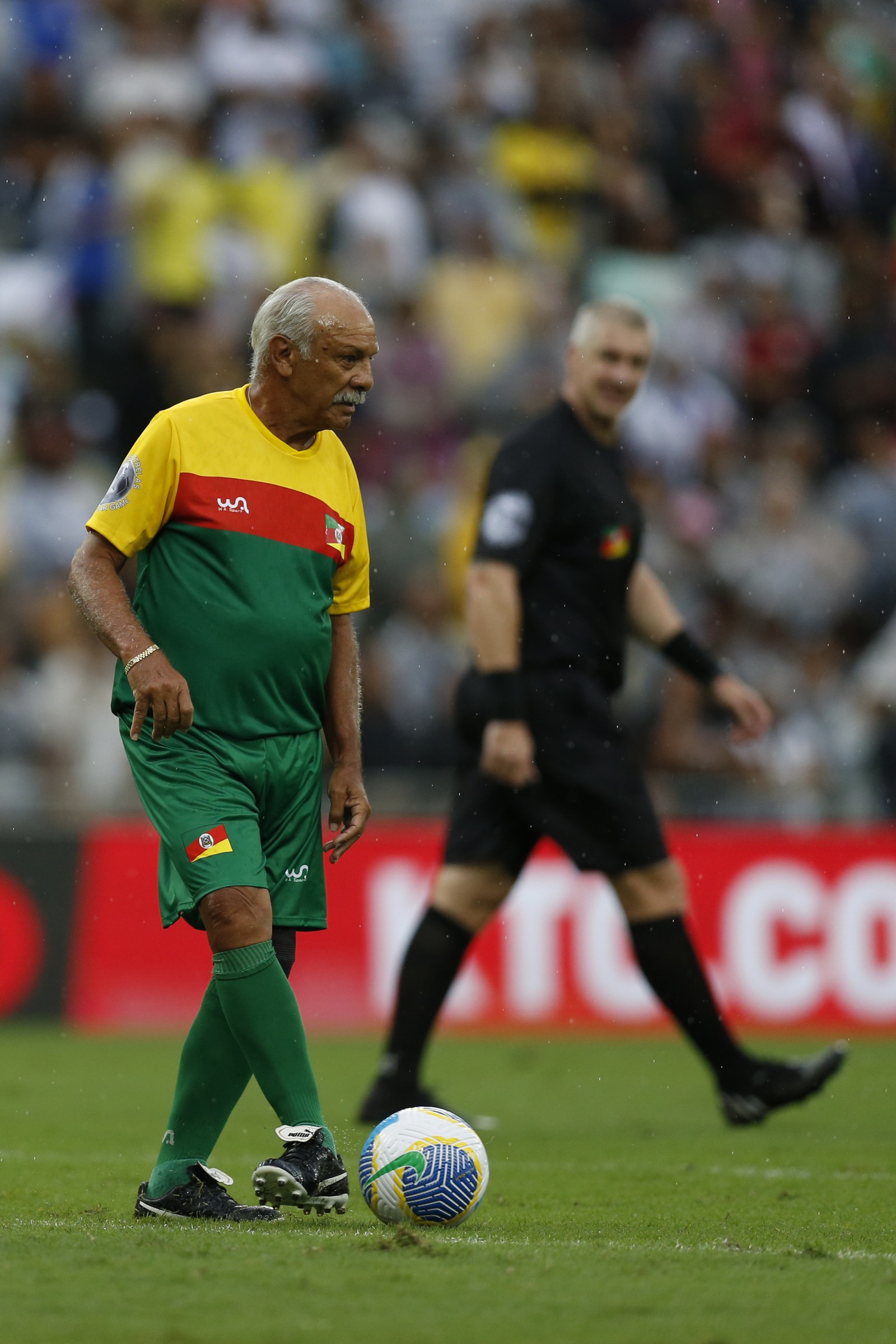 Partida de futebol benificente em prol das vítimas da catástrofe climática no Rio Grande do Sul, com a presença de Ronaldinho Gaúcho, Adriano, Cafu, Ludmilla e outros. — Foto: Guito Moreto - Ag O Globo