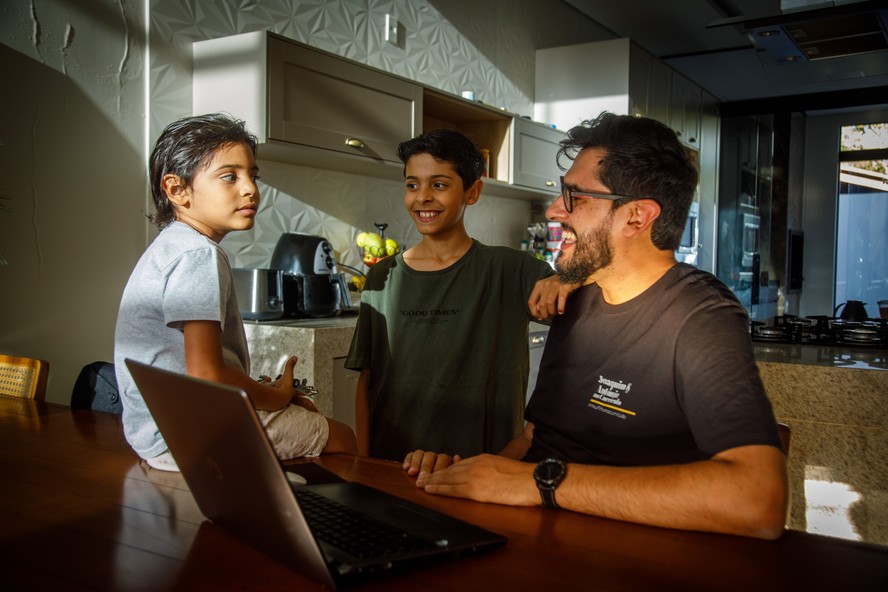 Marlon Camacho decidiu ficar com os filhos para que mulher pudesse concluir residência. Após pausa na carreira ele decidiu mudar de área